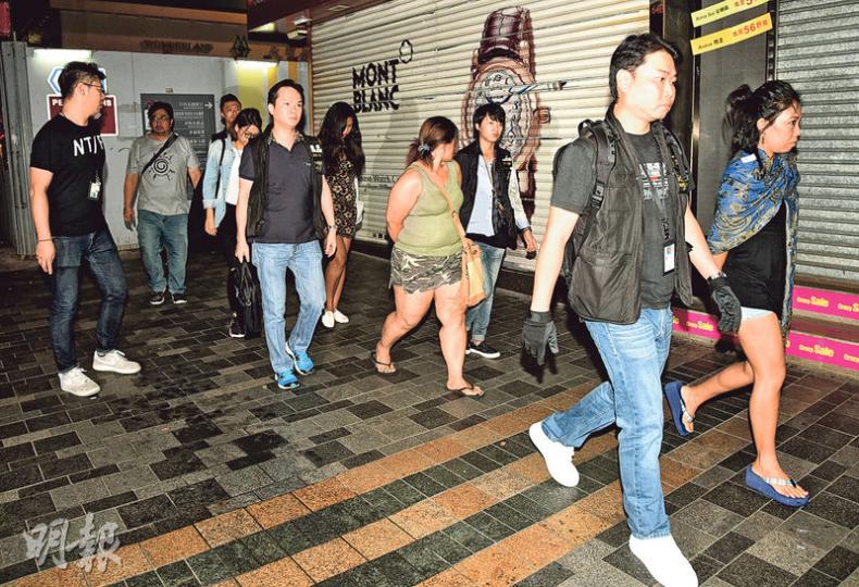 警方「雙軌」行動中,共拘捕21名外籍人。圖為探員在尖沙嘴破獲無牌酒吧,拘捕9名涉案外籍男女帶署。(蔡方山攝) 警方「雙軌」行動中,共拘捕21名外籍人。圖為探員在尖沙嘴破獲無牌酒吧,拘捕9名涉案外籍男女帶署。(蔡方山攝)