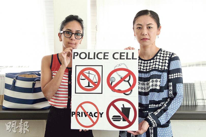 社區組織協會今年初就羈留所制度展開調查,發現受訪者曾面對不同程度的不人道待遇,包括要求食水及食物不果。社協幹事練安妮(右)要求政府設立獨立監察制度。(林俊源攝) 社區組織協會今年初就羈留所制度展開調查,發現受訪者曾面對不同程度的不人道待遇,包括要求食水及食物不果。社協幹事練安妮(右)要求政府設立獨立監察制度。(林俊源攝)