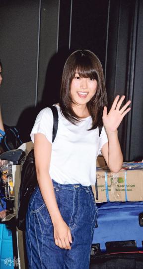 有村架純揮手打招呼,表現友善。(攝影:梁榮達)有村架純跟粉絲零距離接觸。(攝影:梁榮達) 有村架純揮手打招呼,表現友善。(攝影:梁榮達)有村架純跟粉絲零距離接觸。(攝影:梁榮達)