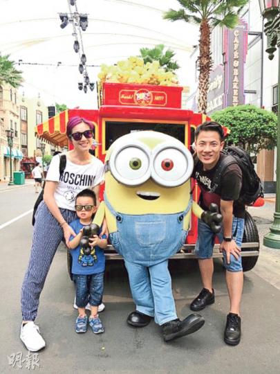 楊千嬅、丁子高帶囝囝到新加坡環球影城玩個痛快。(微博圖片)丁子高與囝囝Torres親子樂。(微博圖片)甄子子一對寶貝子女與 在爸爸的葉問造型蠟像旁準備一個打30個。(微博圖片)楊思琦與女兒齊齊扮鬼嚇人。(微博圖片)胡諾言、陳琪跟兩女兒到海洋公園一樣玩得開心。(微博圖片)津津跟爸爸林文龍一起表情多多,好鬼馬。(微博圖片)林文龍與郭可盈的小公主津津,有爸爸拿風扇與媽媽撐傘。(微博圖片) 楊千嬅、丁子高帶囝囝到新加坡環球影城玩個痛快。(微博圖片)丁子高與囝囝Torres親子樂。(微博圖片)甄子子一對寶貝子女與 在爸爸的葉問造型蠟像旁準備一個打30個。(微博圖片)楊思琦與女兒齊齊扮鬼嚇人。(微博圖片)胡諾言、陳琪跟兩女兒到海洋公園一樣玩得開心。(微博圖片)津津跟爸爸林文龍一起表情多多,好鬼馬。(微博圖片)林文龍與郭可盈的小公主津津,有爸爸拿風扇與媽媽撐傘。(微博圖片)