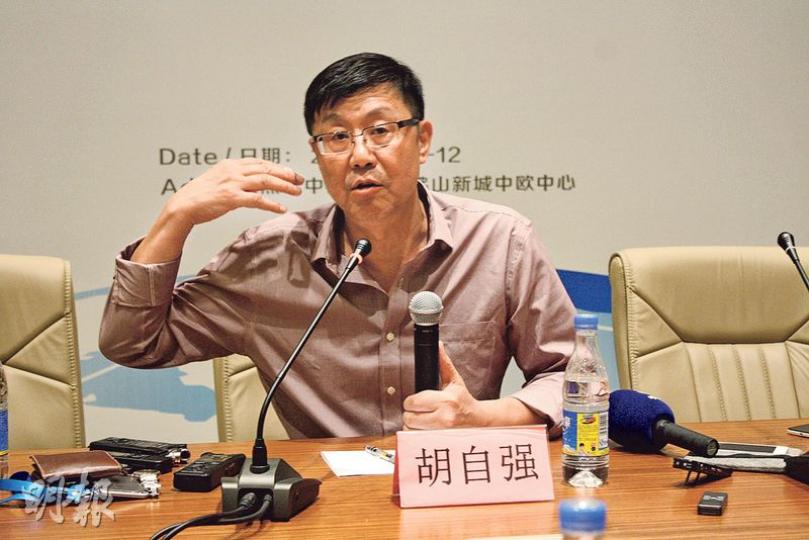 美的集團副總裁胡自強稱,該企業已有900多台機械人用於生產和物流搬運,生產效率提升15%。(楊立贇攝)各式智能機械人上月在佛山機械人博覽會展出,吸引眾多商家。(楊立贇攝)佛山海信科龍的燒焊車間裏,正在焊接電視機金屬支架的機械人噴出藍色火焰。(楊立贇攝)佛山海信科龍燒焊車間班長楊國成在檢查機械人故障。(楊立贇攝) 美的集團副總裁胡自強稱,該企業已有900多台機械人用於生產和物流搬運,生產效率提升15%。(楊立贇攝)各式智能機械人上月在佛山機械人博覽會展出,吸引眾多商家。(楊立贇攝)佛山海信科龍的燒焊車間裏,正在焊接電視機金屬支架的機械人噴出藍色火焰。(楊立贇攝)佛山海信科龍燒焊車間班長楊國成在檢查機械人故障。(楊立贇攝)