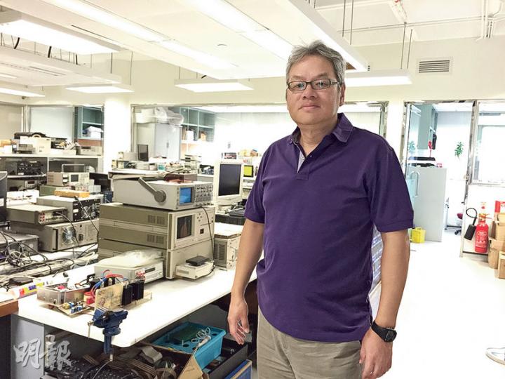 理工大學電子及資訊工程系高級講師周海林稱,香港沒有工業機械人的市場需求,港商很少資助大學做科研。(楊立贇攝)理工大學電子及資訊工程系副教授梁鴻發與學生研發的「赤影」機械人,可靈活接發羽毛球,在今年Robocon中獲最佳工程設計獎。(楊立贇攝) 理工大學電子及資訊工程系高級講師周海林稱,香港沒有工業機械人的市場需求,港商很少資助大學做科研。(楊立贇攝)理工大學電子及資訊工程系副教授梁鴻發與學生研發的「赤影」機械人,可靈活接發羽毛球,在今年Robocon中獲最佳工程設計獎。(楊立贇攝)