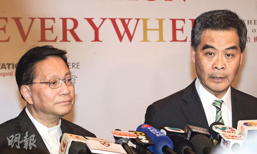 特首梁振英(右)在跨部門會議後,與運房局長張炳良見記者,梁回應前晚封橋時被批安排混亂,強調須以安全為重,故有需要封橋,「不能冒任何風險」。(李紹昌攝) 特首梁振英(右)在跨部門會議後,與運房局長張炳良見記者,梁回應前晚封橋時被批安排混亂,強調須以安全為重,故有需要封橋,「不能冒任何風險」。(李紹昌攝)