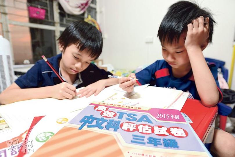 鄧先生的兩個兒子一個小四,一個小二,他指出,長子上學年每日都有TSA補課,課上做不完的練習要帶回家做,至少半小時才能完成,兒子每日的常規功課已經要3、4小時才能完成,TSA無疑是百上加斤。(黃志東攝) 鄧先生的兩個兒子一個小四,一個小二,他指出,長子上學年每日都有TSA補課,課上做不完的練習要帶回家做,至少半小時才能完成,兒子每日的常規功課已經要3、4小時才能完成,TSA無疑是百上加斤。(黃志東攝)