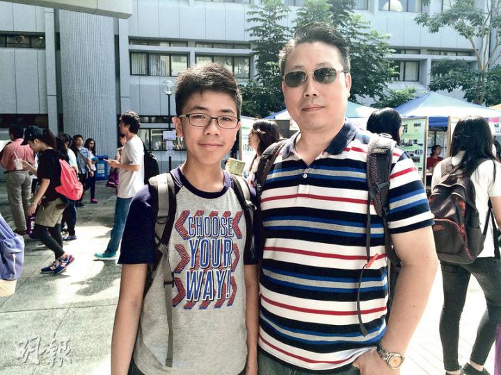 黃先生(右)帶同中三的兒子到資訊日,兒子表示參觀過後對數學系感興趣,中四選科時應會揀選數學延伸單元。(黃文雋攝)羅女士的一對就讀中六的孖仔,每逢周末都要留校補課,昨日未能到中大,她前來為兩子取各學系資料,供他們作聯招選科參考。(黃文雋攝)讀中三的賴同學昨與父母到中大的資訊日,他指學校只會以中三的成績作選科指標,容易會選錯科,故希望到來了解自己的興趣。(黃文雋攝) 黃先生(右)帶同中三的兒子到資訊日,兒子表示參觀過後對數學系感興趣,中四選科時應會揀選數學延伸單元。(黃文雋攝)羅女士的一對就讀中六的孖仔,每逢周末都要留校補課,昨日未能到中大,她前來為兩子取各學系資料,供他們作聯招選科參考。(黃文雋攝)讀中三的賴同學昨與父母到中大的資訊日,他指學校只會以中三的成績作選科指標,容易會選錯科,故希望到來了解自己的興趣。(黃文雋攝)
