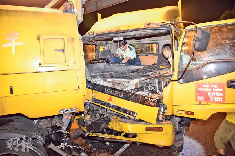 車禍中,箭嘴燈車車頭嚴重損毁,司機一度重傷被困,由消防救出送院不治。圖為事後警員登上車廂調查。(蔡方山攝)箭嘴燈車猛撞前方的掃街車,並將之推前逾10米始停;現場所見,箭嘴燈車載有一塊估計逾噸重的石屎墩。(蔡方山攝) 車禍中,箭嘴燈車車頭嚴重損毁,司機一度重傷被困,由消防救出送院不治。圖為事後警員登上車廂調查。(蔡方山攝)箭嘴燈車猛撞前方的掃街車,並將之推前逾10米始停;現場所見,箭嘴燈車載有一塊估計逾噸重的石屎墩。(蔡方山攝)