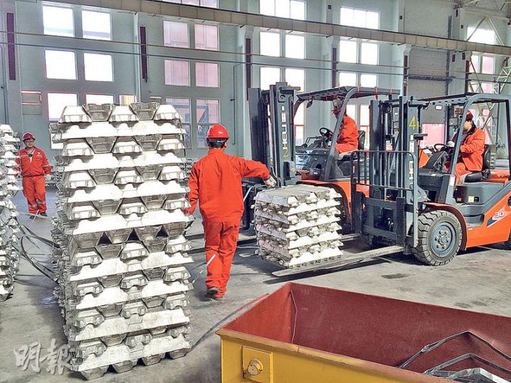 天津鋁壓延材廠將於年底投產,圖為工人正運送用作壓延的原材料鋁扁錠。(陳子凌攝) 天津鋁壓延材廠將於年底投產,圖為工人正運送用作壓延的原材料鋁扁錠。(陳子凌攝)