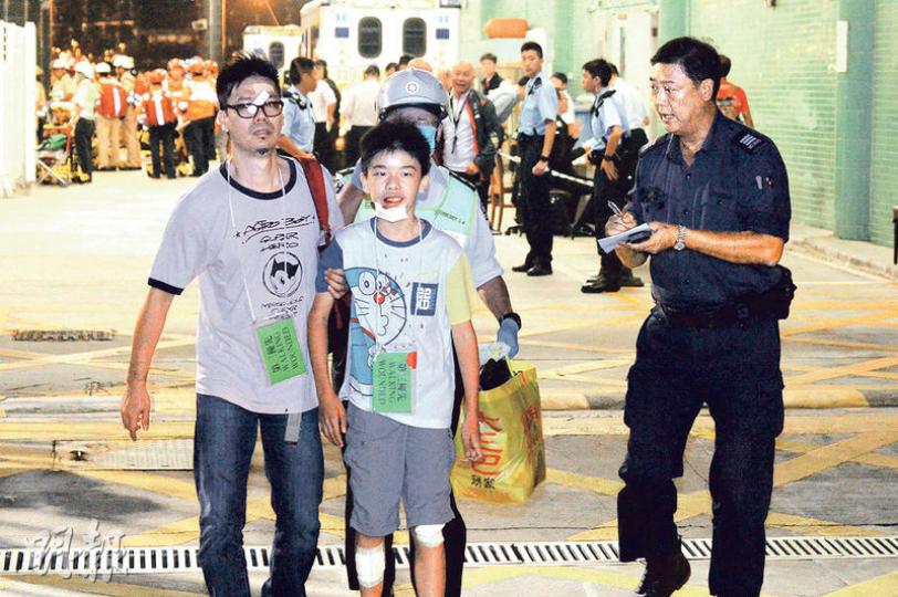 一名少年下巴、左大腿及右膝受傷,其上衣亦血迹斑斑,接受初步包紮後,在臉部受傷的親友陪同下送院治理,送院前向記者形容感到疼痛,但「(撞船)嗰時唔係好驚」。(馮凱鍵攝)有傷者需戴上頸箍,頭部接受包紮後,抬牀送上救護車再送院治理。(馮凱鍵攝) 一名少年下巴、左大腿及右膝受傷,其上衣亦血迹斑斑,接受初步包紮後,在臉部受傷的親友陪同下送院治理,送院前向記者形容感到疼痛,但「(撞船)嗰時唔係好驚」。(馮凱鍵攝)有傷者需戴上頸箍,頭部接受包紮後,抬牀送上救護車再送院治理。(馮凱鍵攝)