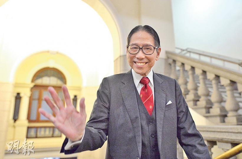 任期下月初屆滿的港大校委會主席梁智鴻昨說，「要問政府或者特首點解咁遲都未公布（校委會主席接替人選），」又指「愈早公布愈好」。（鄧宗弘攝）港大校友關注組召集人葉建源（前排左三）與一批知名港大校友昨召開記者會，批評李國章任前教統局長期間強行要求中大和科大合併，又指港大副校監李國寶是李國章的哥哥，若李國章獲委為主席，則同一家族便佔據港大兩要職，並不恰當。前排左五為港大教師及職員會主席張星煒。（鄧宗弘攝）