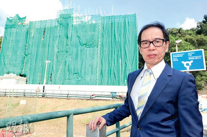 葛量洪醫院眼科中心(外層被圍着)改建工程已完成。港大眼科學系代系主任黎少明臨牀教授(圖)說,明年瑪麗醫院眼科服務遷入後,料手術量可增加兩成。(郭慶輝攝)葛量洪醫院白內障中心已改建為可做全身麻醉的手術室,一些較複雜、手術時間長的手術,可在改建的手術室進行。(郭慶輝攝) 葛量洪醫院眼科中心(外層被圍着)改建工程已完成。港大眼科學系代系主任黎少明臨牀教授(圖)說,明年瑪麗醫院眼科服務遷入後,料手術量可增加兩成。(郭慶輝攝)葛量洪醫院白內障中心已改建為可做全身麻醉的手術室,一些較複雜、手術時間長的手術,可在改建的手術室進行。(郭慶輝攝)