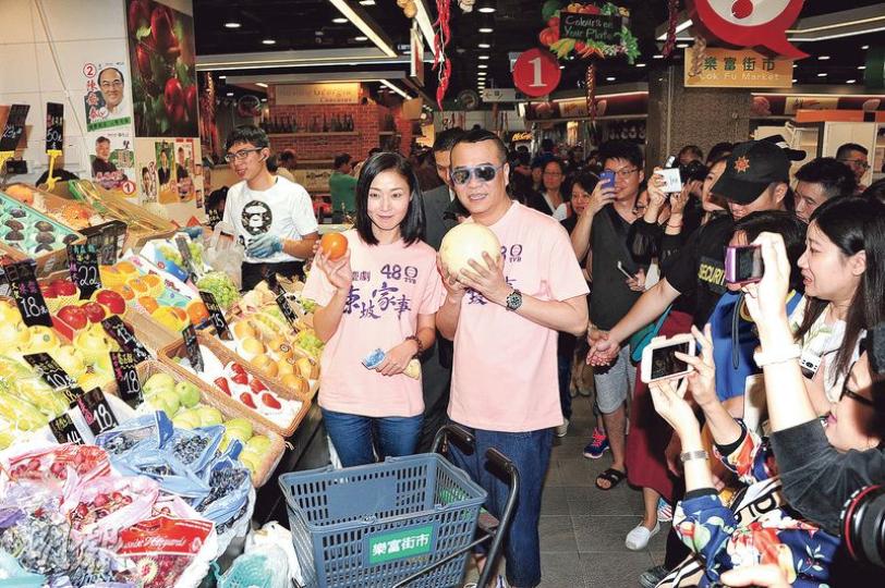 歐陽震華與萬綺雯在街市宣傳新劇,吸引大批街坊圍觀拍照,場面熱鬧。(攝影:陳釗)黃心穎(左)手執豬肉刀,跟王浩信(右)齊齊揀靚豬肉。(攝影:陳釗) 歐陽震華與萬綺雯在街市宣傳新劇,吸引大批街坊圍觀拍照,場面熱鬧。(攝影:陳釗)黃心穎(左)手執豬肉刀,跟王浩信(右)齊齊揀靚豬肉。(攝影:陳釗)