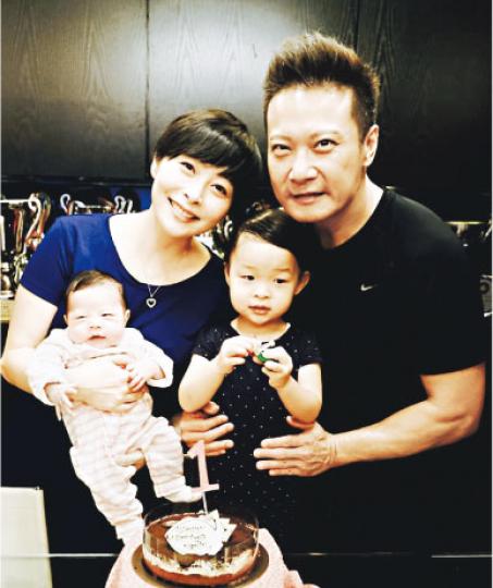 細女Kassidy滿月，錢嘉樂一家四口齊慶祝。（微博圖片）Kassidy熟睡的樣子很可愛。（微博圖片）佘詩曼、周家蔚與梁靖琪齊來分享好友湯盈盈的喜悅。（微博圖片）