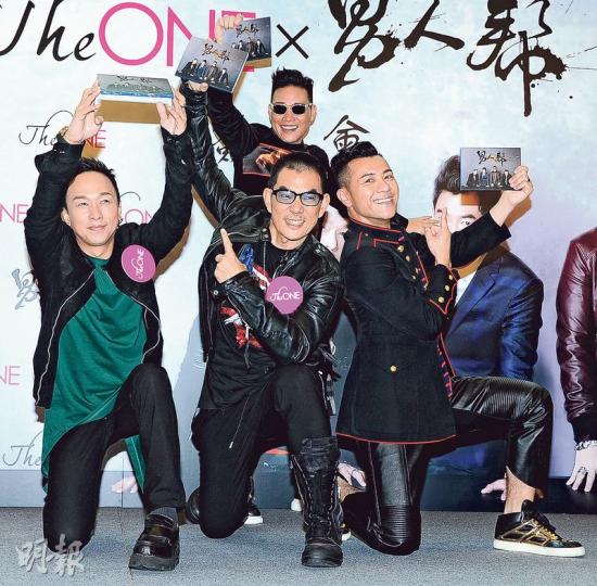 男人幫為谷新碟,跪晒地,認真落力。(攝影:鍾偉茵) 男人幫為谷新碟,跪晒地,認真落力。(攝影:鍾偉茵)