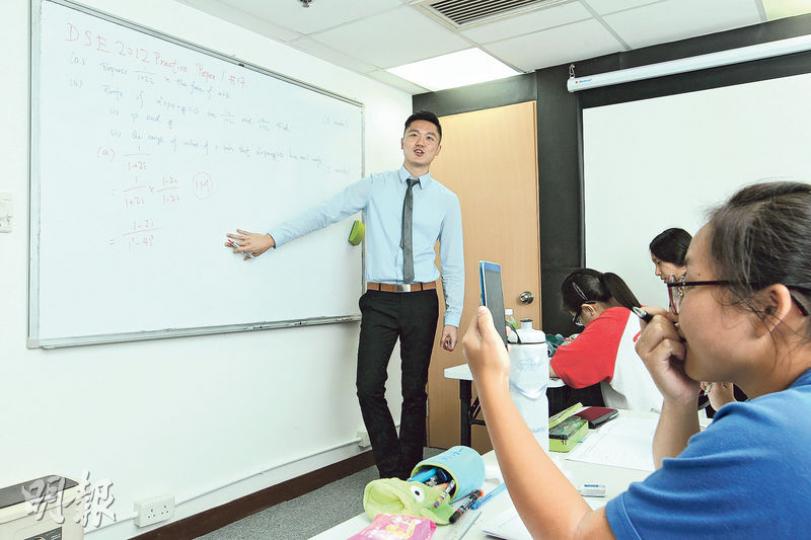 「高斯數學」創辦人曾兆韜(圖)表示,並不擔心讓學生使用DSE Wiki,就會流失學生,因為該App提供的答案只是「硬件」,學生仍然需要老師的指導。(攝影:林俊源)學生做完選擇題後,DSE Wiki除了統計答對和答錯的數目,及給予參考評級外,還會分析學生各個課題的表現,以圖表呈現強弱項。(攝影:林俊源) 「高斯數學」創辦人曾兆韜(圖)表示,並不擔心讓學生使用DSE Wiki,就會流失學生,因為該App提供的答案只是「硬件」,學生仍然需要老師的指導。(攝影:林俊源)學生做完選擇題後,DSE Wiki除了統計答對和答錯的數目,及給予參考評級外,還會分析學生各個課題的表現,以圖表呈現強弱項。(攝影:林俊源)