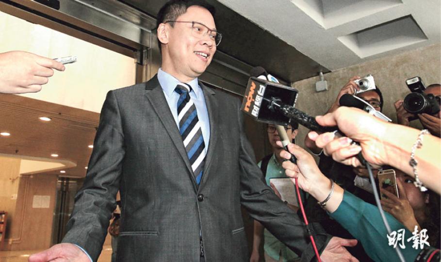 商台首席智囊陳志雲(圖)昨面帶笑容離開高院,但當被問到心情如何、有否怨恨TVB,以及是否仍覺得「真的假不了」,他一概沒有回應。(林俊源攝)藝人王喜(左)昨西裝煲呔打扮,陪同陳志雲(右)離開法院,隨即被大批記者包圍。陳搭一搭王的肩膊,叫王代答會否上訴的問題。由於現場擠擁,陳一度要扶着王的手臂前行。(林俊源攝)陳志雲的經理人叢培崑(圖)昨沒有與陳一同離開高院,改由另一出口離開,其間不發一言。(林俊源攝) 商台首席智囊陳志雲(圖)昨面帶笑容離開高院,但當被問到心情如何、有否怨恨TVB,以及是否仍覺得「真的假不了」,他一概沒有回應。(林俊源攝)藝人王喜(左)昨西裝煲呔打扮,陪同陳志雲(右)離開法院,隨即被大批記者包圍。陳搭一搭王的肩膊,叫王代答會否上訴的問題。由於現場擠擁,陳一度要扶着王的手臂前行。(林俊源攝)陳志雲的經理人叢培崑(圖)昨沒有與陳一同離開高院,改由另一出口離開,其間不發一言。(林俊源攝)