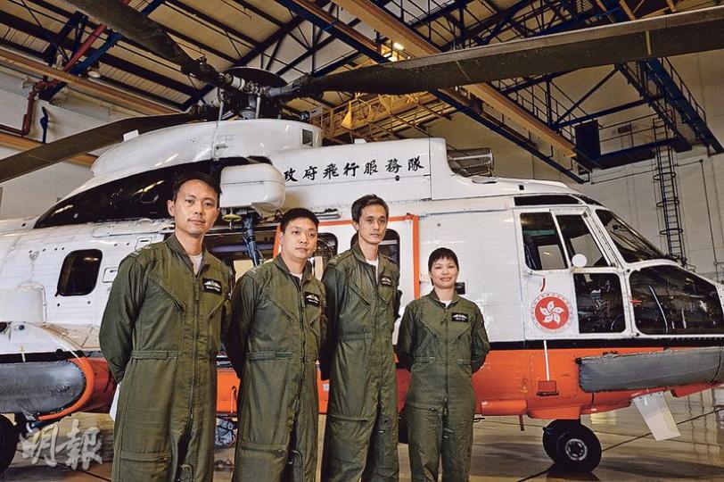 飛行服務隊隊員王浩文(左起)、王培安、鄭家華、甄淑賢前晚參與「海皇星」號撞船事件的救援工作。其中王浩文和甄淑賢是機長,鄭家華是負責吊運人員的「絞車手」,王培安則被吊運至船上救援傷者。(馮凱鍵攝) 飛行服務隊隊員王浩文(左起)、王培安、鄭家華、甄淑賢前晚參與「海皇星」號撞船事件的救援工作。其中王浩文和甄淑賢是機長,鄭家華是負責吊運人員的「絞車手」,王培安則被吊運至船上救援傷者。(馮凱鍵攝)