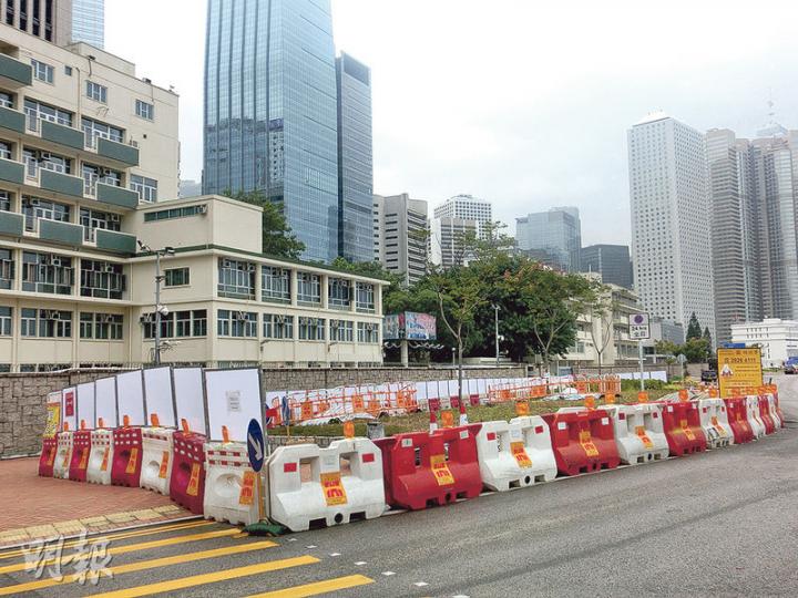 龍和道駐港解放軍總部對開的種植地帶昨日已圍封,路政署豎立的標示稱,該地盤開工日期為今年10月12日。當區區議員許智峯表示,政府未曾就工程正式諮詢區議會,對於工程已展開感到驚訝。(鄧力行攝) 龍和道駐港解放軍總部對開的種植地帶昨日已圍封,路政署豎立的標示稱,該地盤開工日期為今年10月12日。當區區議員許智峯表示,政府未曾就工程正式諮詢區議會,對於工程已展開感到驚訝。(鄧力行攝)