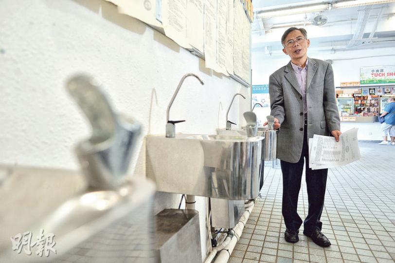 沙田崇真中學校長張文偉身旁的4部飲水機食水全部含鉛量超標,建築署昨已為它們安裝隔鉛濾水器。(蘇智鑫攝) 沙田崇真中學校長張文偉身旁的4部飲水機食水全部含鉛量超標,建築署昨已為它們安裝隔鉛濾水器。(蘇智鑫攝)