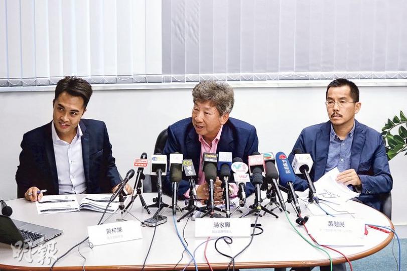 對於民調結果,民主思路召集人湯家驊(中)認為,背後原因可能是過去沒有中間派出選,令選民沒有選擇。他承認有需要考慮成立衛星組織參選,但因平台剛剛成立,未詳細探索可行性。右及左分別為民主思路成員葉健民及黃梓謙。(周智堅攝) 對於民調結果,民主思路召集人湯家驊(中)認為,背後原因可能是過去沒有中間派出選,令選民沒有選擇。他承認有需要考慮成立衛星組織參選,但因平台剛剛成立,未詳細探索可行性。右及左分別為民主思路成員葉健民及黃梓謙。(周智堅攝)