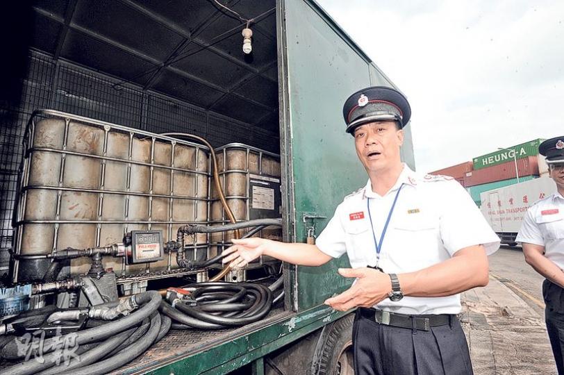 消防處高級消防區長(危險品課)張嘉威表示,涉案貨車收藏油桶的密斗「燃油滴到周圍都係」。(衛永康攝)消防處在昂運路搗破兩個非法流動油站,其中一個為油缸車,停泊在貨物裝卸區對面,長期接駁油喉可以直接為貨車入油。(衛永康攝) 消防處高級消防區長(危險品課)張嘉威表示,涉案貨車收藏油桶的密斗「燃油滴到周圍都係」。(衛永康攝)消防處在昂運路搗破兩個非法流動油站,其中一個為油缸車,停泊在貨物裝卸區對面,長期接駁油喉可以直接為貨車入油。(衛永康攝)