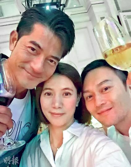 張智霖跟城城老友鬼鬼,當然要偕同老婆袁詠儀齊齊飲番杯賀一賀。(微博圖片) 張智霖跟城城老友鬼鬼,當然要偕同老婆袁詠儀齊齊飲番杯賀一賀。(微博圖片)