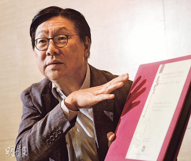 財經事務及庫務局前局長馬時亨(圖)承認5月時估錯大市可升足半年,但其投資只蝕不足10%。圖中他正向記者展示第一屆「陳坤耀傑出學人講座」相冊。(劉焌陶攝) 財經事務及庫務局前局長馬時亨(圖)承認5月時估錯大市可升足半年,但其投資只蝕不足10%。圖中他正向記者展示第一屆「陳坤耀傑出學人講座」相冊。(劉焌陶攝)