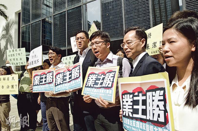 10多名全港業主反貪腐反圍標大聯盟成員昨在區院外抗議,發言人林卓廷(右四)說,此案是近年首名圍標集團骨幹成員被定罪,為反圍標運動的一小步及全港業主一個小勝利。林卓廷參選北區石湖墟議席,同區有劉匡健及王潤強參選。(郭慶輝攝) 10多名全港業主反貪腐反圍標大聯盟成員昨在區院外抗議,發言人林卓廷(右四)說,此案是近年首名圍標集團骨幹成員被定罪,為反圍標運動的一小步及全港業主一個小勝利。林卓廷參選北區石湖墟議席,同區有劉匡健及王潤強參選。(郭慶輝攝)