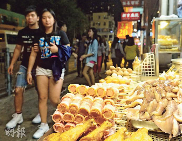 煙肉和腸仔等加工肉類被評為「1類致癌物」,除了茶餐廳的早餐和常餐,本港街頭小吃常見到腸仔,甚至有串燒或炸「煙肉腸仔」。(鄧宗弘攝)(陳柔雅攝) 煙肉和腸仔等加工肉類被評為「1類致癌物」,除了茶餐廳的早餐和常餐,本港街頭小吃常見到腸仔,甚至有串燒或炸「煙肉腸仔」。(鄧宗弘攝)(陳柔雅攝)
