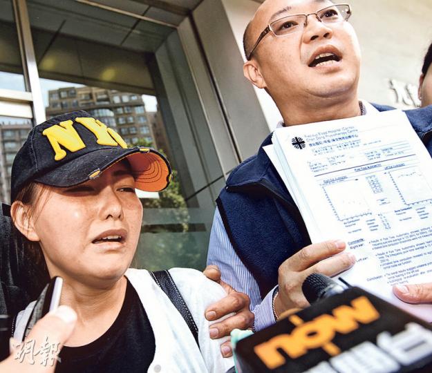 內地旅客與領隊爭執後死亡事件,案中女領隊鄧海燕(左)昨日在香港旅遊從業員聯會主席葉志偉(右)陪同下,帶同醫院聽力評估報告到紅磡警署報案,稱當日女團友張麗霞對她使用暴力,使她的右耳失去聽力。(李紹昌攝) 內地旅客與領隊爭執後死亡事件,案中女領隊鄧海燕(左)昨日在香港旅遊從業員聯會主席葉志偉(右)陪同下,帶同醫院聽力評估報告到紅磡警署報案,稱當日女團友張麗霞對她使用暴力,使她的右耳失去聽力。(李紹昌攝)