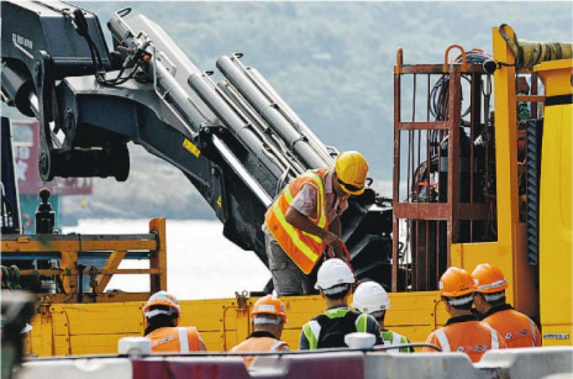 意外後,警方、勞工處及相關部門人員到地盤了解意外原因,其間檢查肇事吊臂及載有風煤樽的大鐵籠。(衛永康攝) 意外後,警方、勞工處及相關部門人員到地盤了解意外原因,其間檢查肇事吊臂及載有風煤樽的大鐵籠。(衛永康攝)