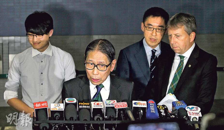 港大校委會主席梁智鴻(左二)昨於會後表示,就本科生代表馮敬恩(左一)泄密事件,校委會同意給對方更多時間諮詢法律意見,但禁止馮參與討論保密要求較高的「保留事項」。右一為港大校長馬斐森。(林俊源攝) 港大校委會主席梁智鴻(左二)昨於會後表示,就本科生代表馮敬恩(左一)泄密事件,校委會同意給對方更多時間諮詢法律意見,但禁止馮參與討論保密要求較高的「保留事項」。右一為港大校長馬斐森。(林俊源攝)