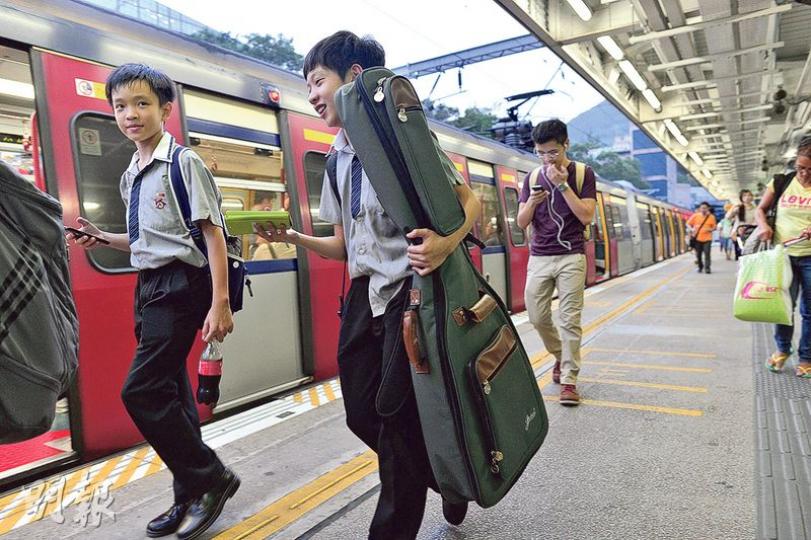 港鐵即將試推大型樂器登記制,放寬尺寸由目前長、闊、高總和最多170厘米,增至235厘米,單邊長度最長由130厘米增至145厘米,預料可惠及大提琴及小型古箏等大型樂器,但標準大小的古箏則仍不獲寬限。(鄧宗弘攝) 港鐵即將試推大型樂器登記制,放寬尺寸由目前長、闊、高總和最多170厘米,增至235厘米,單邊長度最長由130厘米增至145厘米,預料可惠及大提琴及小型古箏等大型樂器,但標準大小的古箏則仍不獲寬限。(鄧宗弘攝)