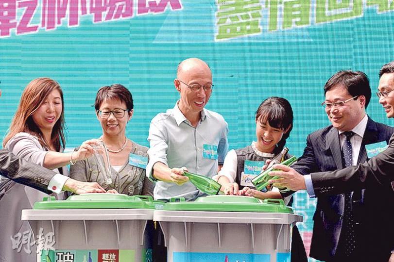 環境局長黃錦星(中)噚日主持「乾杯暢飲 盡情回收」啟動禮,呼籲大家唔好隨便丟掉可回收物品。(鄧宗弘攝) 環境局長黃錦星(中)噚日主持「乾杯暢飲 盡情回收」啟動禮,呼籲大家唔好隨便丟掉可回收物品。(鄧宗弘攝)