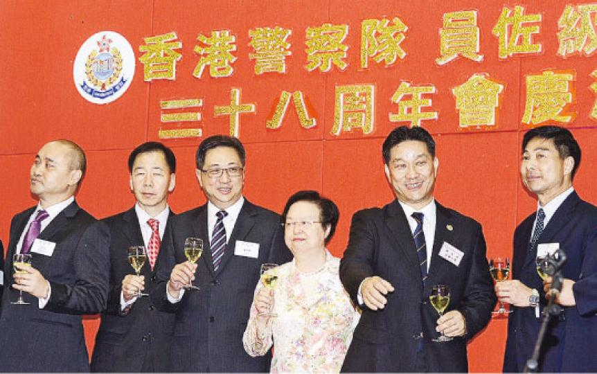警務處長盧偉聰(左三)噚日率領警隊高層,包括兩名副處長黃志雄(左二)及周國良(右一)等出席員佐級協會嘅酒會,與名譽會長譚惠珠(右三)、協會主席陳祖光(右二)齊齊在台上祝酒。(劉焌陶攝)中聯辦警聯部副部長李民真都有出席警隊員佐級協會嘅周年酒會。(劉焌陶攝) 警務處長盧偉聰(左三)噚日率領警隊高層,包括兩名副處長黃志雄(左二)及周國良(右一)等出席員佐級協會嘅酒會,與名譽會長譚惠珠(右三)、協會主席陳祖光(右二)齊齊在台上祝酒。(劉焌陶攝)中聯辦警聯部副部長李民真都有出席警隊員佐級協會嘅周年酒會。(劉焌陶攝)