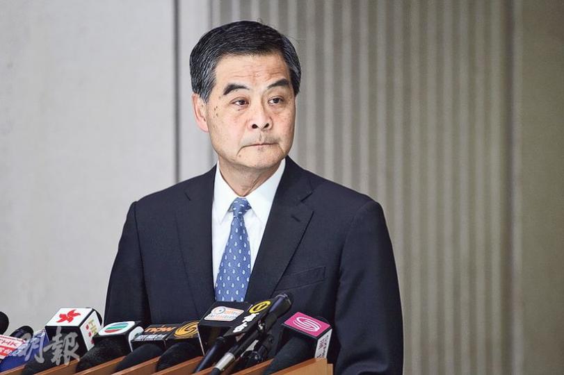 特首梁振英(圖)昨召開行會前,主動談及香港基建問題,他形容不少工程都因司法覆核而延誤,又藉汲水門橋事件談到機場,指機場三條跑道怎樣也好過兩條跑道。(李紹昌攝) 特首梁振英(圖)昨召開行會前,主動談及香港基建問題,他形容不少工程都因司法覆核而延誤,又藉汲水門橋事件談到機場,指機場三條跑道怎樣也好過兩條跑道。(李紹昌攝)