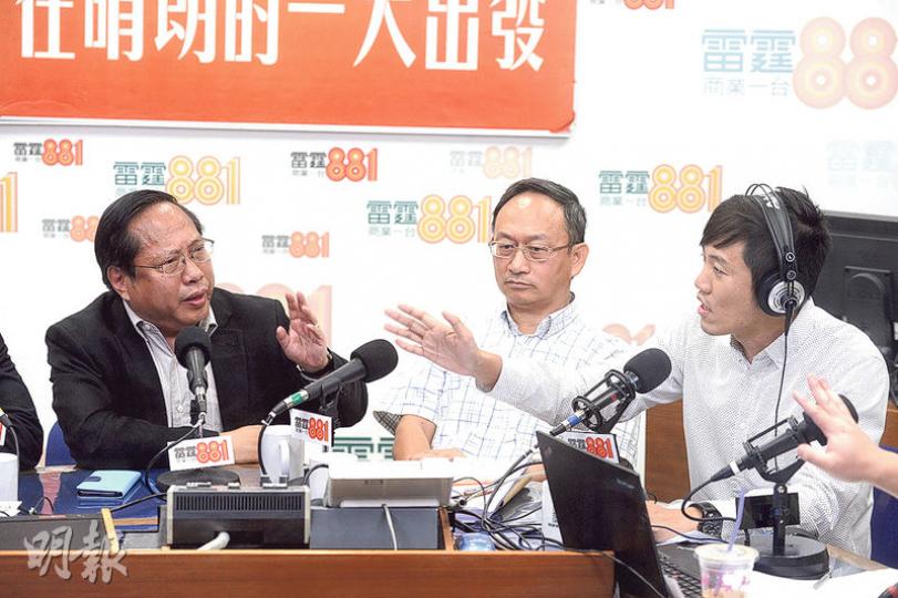 熱血公民成員鄭松泰(右)質問現任區議員何俊仁(左),為何即使區議會和立法會會議沒有撞期,亦多次不出席區議會會議。何俊仁則批評鄭最近兩個月為選舉才「落區開咪鬧人」。圖中間者為阮偉忠,出席者還包括何君堯。(鍾林枝攝) 熱血公民成員鄭松泰(右)質問現任區議員何俊仁(左),為何即使區議會和立法會會議沒有撞期,亦多次不出席區議會會議。何俊仁則批評鄭最近兩個月為選舉才「落區開咪鬧人」。圖中間者為阮偉忠,出席者還包括何君堯。(鍾林枝攝)