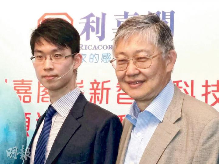 利嘉閣斥千萬打造智能語音搜索樓盤平台以增強滲透力,而作為該公司資訊科技發展總監的施俊嶸(左),正是中原創辦人施永青(右)的兒子。「老施」表示,利嘉閣相對中原是「弱行細行」,這樣兒子才可得到真正鍛煉。施俊嶸稱透過智能電話的語音搜索引擎,可5秒內完成搜尋樓盤及成交數據等。(林可為攝) 利嘉閣斥千萬打造智能語音搜索樓盤平台以增強滲透力,而作為該公司資訊科技發展總監的施俊嶸(左),正是中原創辦人施永青(右)的兒子。「老施」表示,利嘉閣相對中原是「弱行細行」,這樣兒子才可得到真正鍛煉。施俊嶸稱透過智能電話的語音搜索引擎,可5秒內完成搜尋樓盤及成交數據等。(林可為攝)