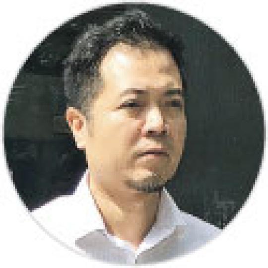 首被告的時任公司秘書張卓榮昨出庭講述整個轉讓丁權過程,他獲律政司批准成為特赦證人,不會就本案被落案檢控。(章淑廉攝) 首被告的時任公司秘書張卓榮昨出庭講述整個轉讓丁權過程,他獲律政司批准成為特赦證人,不會就本案被落案檢控。(章淑廉攝)