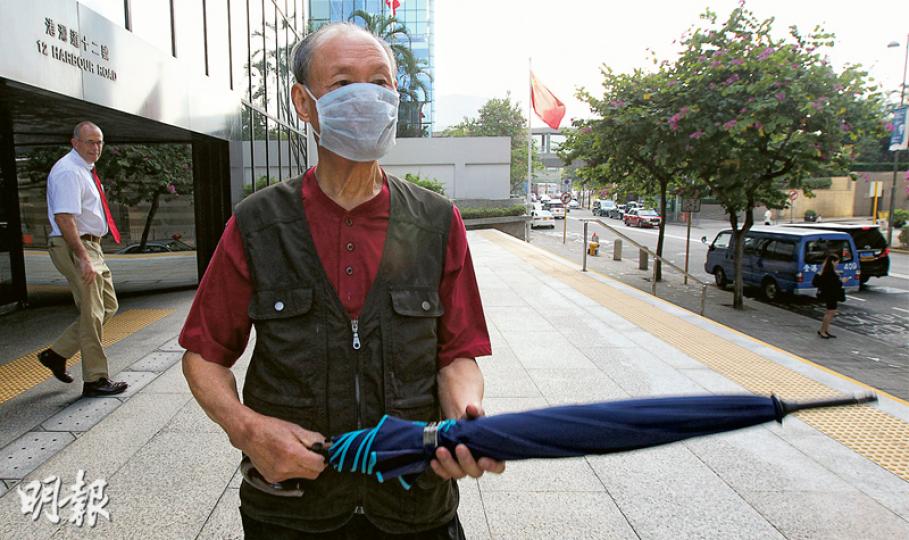 報稱退休的首被告李欽培(圖),昨遭其前公司秘書張卓榮頂證。張指出,李曾親自向他解釋申請丁屋相關程序,認為李熟悉「套丁」步驟。(李紹昌攝)涉案的11名原居民向地政總署申請在沙田大輋村(前方)興建丁屋時,被指與首被告李欽培達成協議,把丁權轉讓予李欽培。(林俊源攝) 報稱退休的首被告李欽培(圖),昨遭其前公司秘書張卓榮頂證。張指出,李曾親自向他解釋申請丁屋相關程序,認為李熟悉「套丁」步驟。(李紹昌攝)涉案的11名原居民向地政總署申請在沙田大輋村(前方)興建丁屋時,被指與首被告李欽培達成協議,把丁權轉讓予李欽培。(林俊源攝)