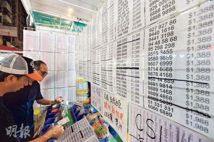 現有8位數流動電話號碼料3年後用完,而6及9字頭更已編配完畢,深水埗有電話卡店主表示6和9字頭號碼有機會升值。(鄧宗弘攝) 現有8位數流動電話號碼料3年後用完,而6及9字頭更已編配完畢,深水埗有電話卡店主表示6和9字頭號碼有機會升值。(鄧宗弘攝)