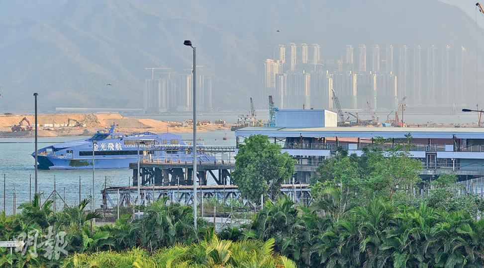 海天碼頭前身是境內線碼頭,提供來往屯門、大澳及沙螺灣的渡輪,2003年才劃作機場禁區,改作旅客轉船到境外之用。運輸及房屋局長張炳良表示,未來會研究一旦啟動應急計劃後,開放海天碼頭,作為緊急渡輪的上落客點。(鄧宗弘攝) 海天碼頭前身是境內線碼頭,提供來往屯門、大澳及沙螺灣的渡輪,2003年才劃作機場禁區,改作旅客轉船到境外之用。運輸及房屋局長張炳良表示,未來會研究一旦啟動應急計劃後,開放海天碼頭,作為緊急渡輪的上落客點。(鄧宗弘攝)