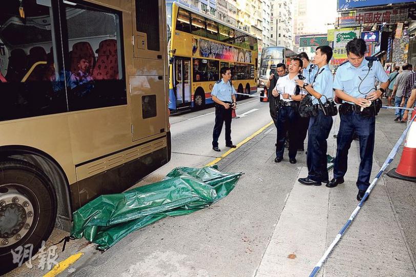 男子由高處墮下,擊中巴士車頂後跌在巴士車身和行人路中間,當場傷重死亡,警方封鎖現場調查。(賴俊傑攝)意外後,巴士車頂留有血迹,相信是墮樓男子撞到車頂時留下。(賴俊傑攝) 男子由高處墮下,擊中巴士車頂後跌在巴士車身和行人路中間,當場傷重死亡,警方封鎖現場調查。(賴俊傑攝)意外後,巴士車頂留有血迹,相信是墮樓男子撞到車頂時留下。(賴俊傑攝)