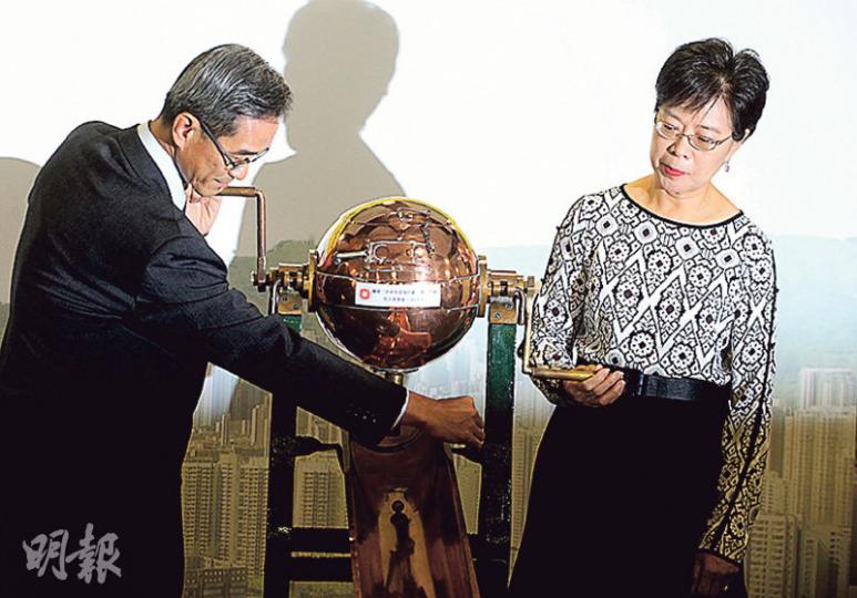 新一輪「白居二」計劃昨攪珠,首個攪珠結果是「54」。房委會資助房屋小組委員會主席黃遠輝(左)指出,獲配額的申請人明年2月獲發資格證明書,有1年時間揀樓,旁為房屋署助理署長(房屋資助)何樂素芬。(李紹昌攝) 新一輪「白居二」計劃昨攪珠,首個攪珠結果是「54」。房委會資助房屋小組委員會主席黃遠輝(左)指出,獲配額的申請人明年2月獲發資格證明書,有1年時間揀樓,旁為房屋署助理署長(房屋資助)何樂素芬。(李紹昌攝)