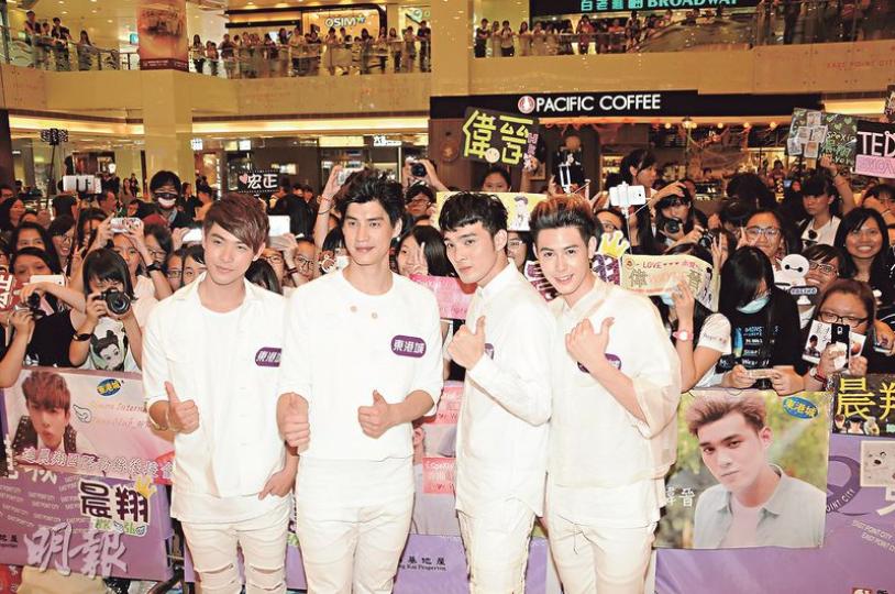台灣人氣男團SpeXial其中4名成員出席商場活動,吸引200多粉絲到場舉牌支持,部分更穿校服趕來。(攝影﹕孫華中)松岡李那以日本經典卡通人物「千年女王」造型現身,十分性感。(攝影﹕孫華中) 台灣人氣男團SpeXial其中4名成員出席商場活動,吸引200多粉絲到場舉牌支持,部分更穿校服趕來。(攝影﹕孫華中)松岡李那以日本經典卡通人物「千年女王」造型現身,十分性感。(攝影﹕孫華中)