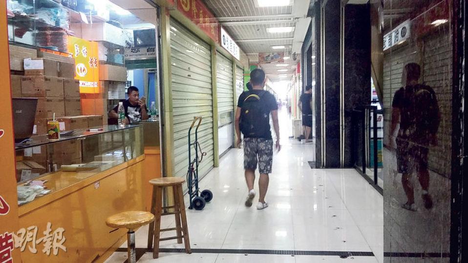 在深圳著名電子一條街華強北的曼哈電子商城,罕見地出現大量空置商舖。(明報記者攝)在東莞樟木頭鎮,大量廠房人去樓空。圖為一棟新建廠房無人租用。(明報記者攝) 在深圳著名電子一條街華強北的曼哈電子商城,罕見地出現大量空置商舖。(明報記者攝)在東莞樟木頭鎮,大量廠房人去樓空。圖為一棟新建廠房無人租用。(明報記者攝)