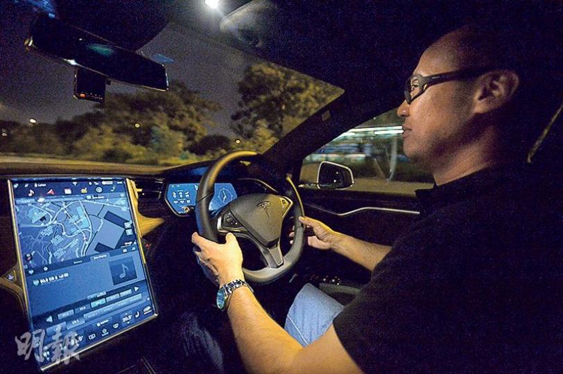 Tesla車主甘先生(圖)過去一周試用半自動駕駛功能,認為只要按說明書全程雙手放在軚盤上,並只在高速公路、有清晰行車線下使用功能,相當穩定與安全。(馮凱鍵攝) Tesla車主甘先生(圖)過去一周試用半自動駕駛功能,認為只要按說明書全程雙手放在軚盤上,並只在高速公路、有清晰行車線下使用功能,相當穩定與安全。(馮凱鍵攝)