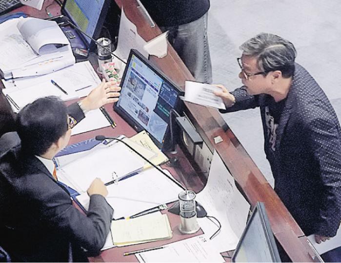 立法會審議創科局撥款期間,議員黃毓民(右)因不滿財委會主席陳健波「剪布」,遂走向主席位,接連拿起陳健波(左)及秘書多個塑膠名牌,用力拍打枱面。(鍾林枝攝)黃毓民(圖)表達不滿期間,右手手指不慎被 立法會審議創科局撥款期間,議員黃毓民(右)因不滿財委會主席陳健波「剪布」,遂走向主席位,接連拿起陳健波(左)及秘書多個塑膠名牌,用力拍打枱面。(鍾林枝攝)黃毓民(圖)表達不滿期間,右手手指不慎被