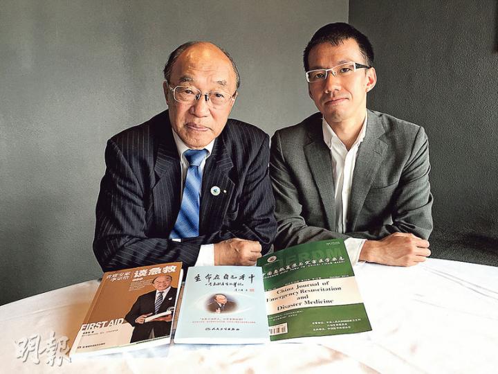 曾參與唐山大地震救災工作、中國醫學救援協會常務副會長兼秘書長李宗浩(左)表示,當年運送傷者過程處理不當,導致傷者癱瘓。他昨日在港出席「災難防護應變會議」,右為災難防護應變教研中心總監洪磯正。(邱雅錡攝) 曾參與唐山大地震救災工作、中國醫學救援協會常務副會長兼秘書長李宗浩(左)表示,當年運送傷者過程處理不當,導致傷者癱瘓。他昨日在港出席「災難防護應變會議」,右為災難防護應變教研中心總監洪磯正。(邱雅錡攝)
