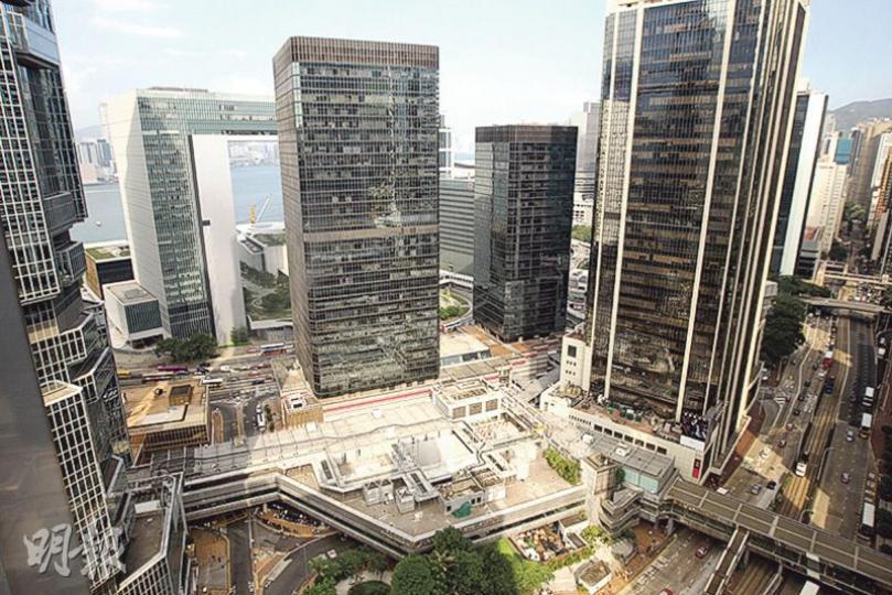 政府正研究重建逾30年歷史的金鐘廊(圖中央部分建築物),規劃署近日修訂計劃,原本擬建50層高的商廈將減至48層高,有城規會委員擔心高度仍對太平山景觀有影響,要求署方提交景觀評估。(李紹昌攝) 政府正研究重建逾30年歷史的金鐘廊(圖中央部分建築物),規劃署近日修訂計劃,原本擬建50層高的商廈將減至48層高,有城規會委員擔心高度仍對太平山景觀有影響,要求署方提交景觀評估。(李紹昌攝)