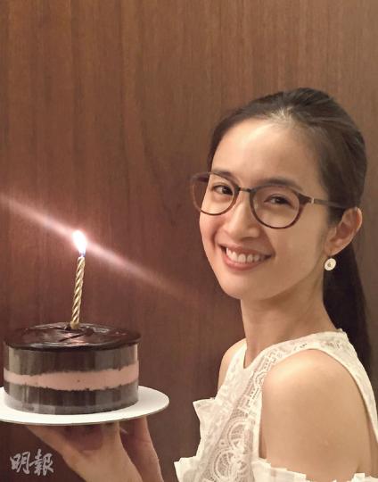 林依晨捧着蛋糕開心慶祝33歲生日。(微博圖片) 林依晨捧着蛋糕開心慶祝33歲生日。(微博圖片)